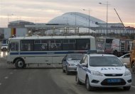 Bus de policiers aux portes du parc Olympique de Sotchi. A un mois jour pour jour de l'ouverture des Jeux olympiques d'hiver, les forces russes ont été mises en état d'alerte et l'accès à Sotchi a été sévèrement réglementé mardi dans le cadre du plan mis en place par Vladimir Poutine pour assurer la sécurité avant et pendant la compétition. /Photo prise le 7 janvier 2014/REUTERS/Kazbek Basayev