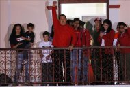 El presidente de Venezuela, Hugo Chávez (c), saluda desde un balcón del palacio de Miraflores, en Caracas (Venezuela). EFE