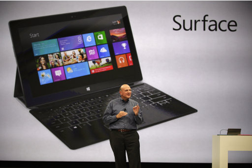 El director general de Microsoft, Steve Ballmer, presenta "Surface", una nueva computadora tipo tableta que competirá con el iPad de Apple en los Estudios Milk de Hollywood el lunes 18 de junio de 2012. (Foto AP/Damian Dovarganes)