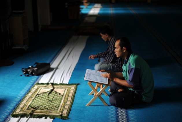 Foto yang ditangkap oleh AFP di Malaysia semasa bulan Ramadan