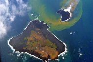Foto aérea da Guarda Costeira japonesa mostra a ilha recém-criada (alto, direita) perto da ilha Nishinoshima, 1000 km ao sul de Tóquio