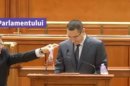 Incident în Parlament în timpul discursului premierului. Mihail Neamţu i-a pus pe pupitru o pungă cu bani