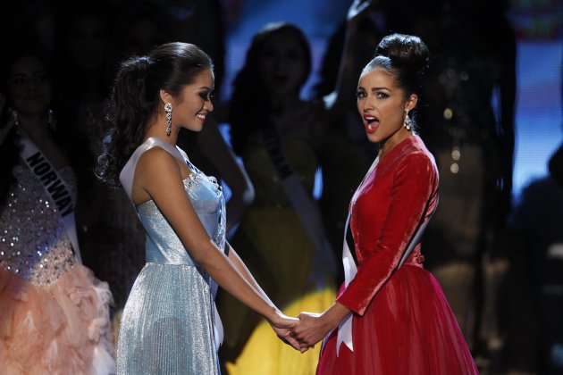 Miss USA Olivia Culpo (R) reacts with Miss Philippines Janine Tugonon after winning the Miss Universe pageant at Planet Hollywood Resort and Casino in Las Vegas, Nevada December 19, 2012. Tugonon is the runner-up. REUTERS/Steve Marcus (UNITED STATES - Tags: ENTERTAINMENT) FOR EDITORIAL USE ONLY. NOT FOR SALE FOR MARKETING OR ADVERTISING CAMPAIGNS