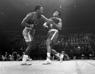 Foto de archivo del 8 de marzo de 1971 del boxeador Joe Frazier, izquierda, golpeando a Muhammad Alí en el 15to asalto de su primera pelea en el Madison Square Garden en Nueva York. (AP Photo, File)