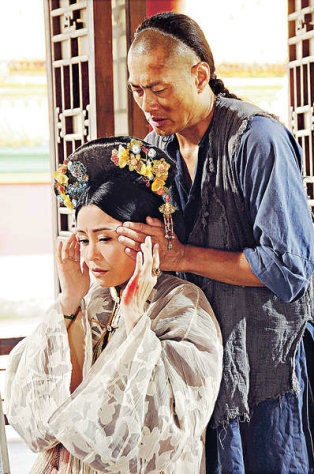 利用黃德斌飾演的占卜師佟吉海對付姐姐如妃，兩人後來竟然日久生情。