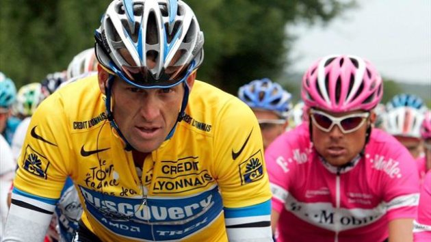 Der US-Amerikaner Lance Armstrong (l) vom Team Discovery neben seinem Hauptkontrahenten Jan Ullrich vom Team T-Mobile bei der Tour de France im Jahr 2005