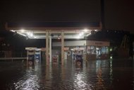 Posto de gasolina próximo do Canal Gowanus é inundado em Nova York, EUA. A tempestade Sandy está se configurando como uma das maiores já vistas nos EUA, mas, por mais graves que sejam os danos esperados, o impacto econômico deve ser breve. 29/10/2012 REUTERS/Keith Bedford