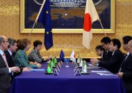 Catherine Ashton, chefe da diplomacia da UE, conversa com seu colega japonês Fumio Kishida em Tóquio (Japão) no dia 28 de outubro de 2013
