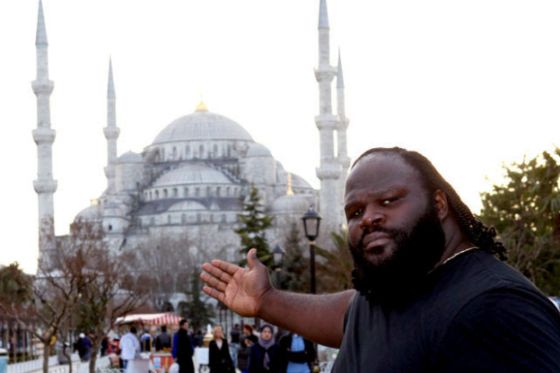 مارك هنري نجم WWE في زيارة لمسجد السلطان أحمد بتركيا 2-jpg_130417