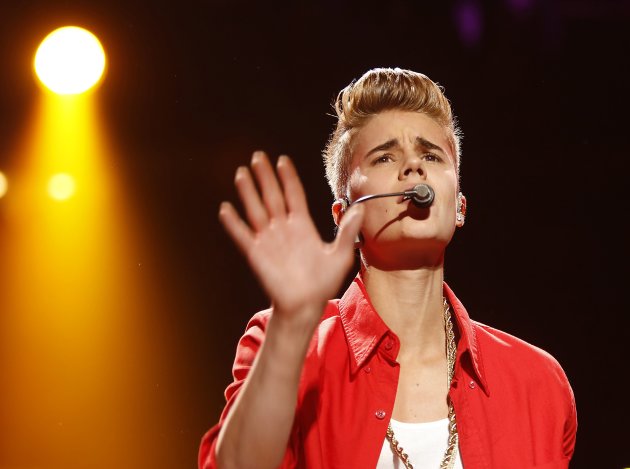 Singer Justin Bieber performs during the Z100 Jingle Ball at Madison Square Gardens in New York, December 7, 2012.    REUTERS/Carlo Allegri  (UNITED STATES - Tags: ENTERTAINMENT)