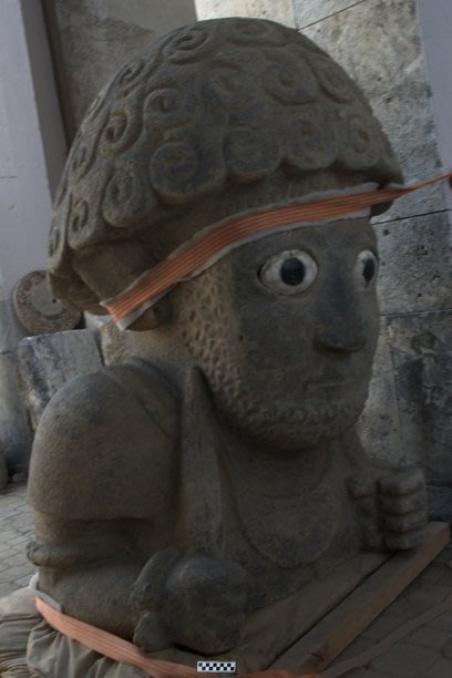 Patung yang baru digali setinggi 1,5 meter yang mungkin mewakili sosok Raja Neo-Hittite. (Foto: LiveScience/Jennifer Jackson)