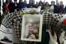 Ciudadanos palestinos visitan la tumba de Arafat, en 2004