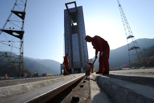 Unos operarios hacen los últimos preparativos frente a la rampa de lanzamiento de Xichang, al suroeste de China, desde donde se enviará a la Luna el vehículo Conejo de Jade