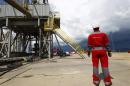 Un tecnico segue le operazioni in un impianto per il "fracking", impiegato per ottenere shale gas, in Polonia