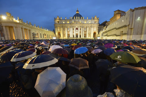 Giáo dân vui sướng vỡ òa khi Vatican có Giáo hoàng mới Giaohoangvatican1-20130313-130533-044