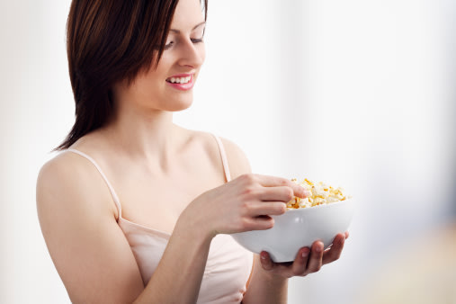 الفشار أكثر فائدة من الفواكه Woman-eat-popcorn-jpg_083414