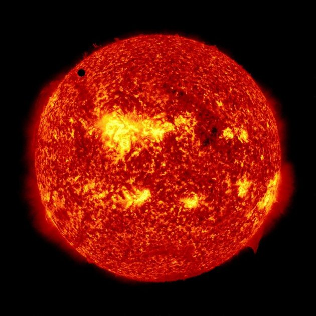 NASA03 ESPACIO 06/06/2012.- Imagen distribuida por la NASA y tomada por el Observatorio de Dinámica Solar (SDO en inglés) que muestra al planeta Venus (pequeño punto negro) en su tránsito entre el sol