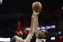 Kawhi Leonard, de los Spurs de San Antonio, tira sobre Tayshaun Prince (21), de los Grizzlies de Memphis, en la segunda mitad del juego del miércoles 30 de octubre de 2013, en San Antonio. (Foto AP/Eric Gay)