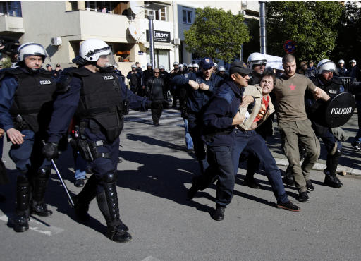 Policías arrestan a manifestantes tras una protesta en Podgorica, Montenegro, el sábado 15 de febrero de 2014. (Foto AP/Darko Vojinovic)