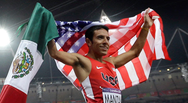 Leo Manzano celebra con las banderas de Estados Unidos y México. (Foto: AP)
