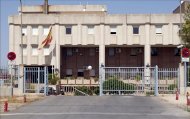 Fachada del Centro de Internamiento de Extranjeros (CIE) de Murcia donde ayer veinticinco inmigrantes irregulares, todos argelinos, se fugaron tras un violento ataque a cuatro policías nacionales que les custodiaban. EFE