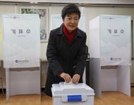 South Korean presidential candidate Park Geun-Hye, casts her ballot at a polling station in Seoul, December 19, 2012. The ballot is a straight fight between Park, the conservative daughter of assassinated dictator Park Chung-Hee, and her liberal rival Moon Jae-In, the son of North Korean refugees