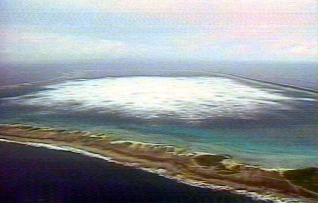 Essau nucléaire dans l'atoll de Fangataufa. L'ensemble de la Polynésie française a été exposé aux radiations des essais nucléaires conduits par la France entre 1966 et 1974 qui ont provoqué des retombées massives de plutonium sur Tahiti, selon des documents de l'armée dévoilés par Le Parisien-Aujourd'hui en France. /Image TV du 27 janvier 1996/REUTERS