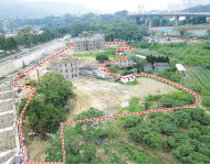 大埔林村口「霞飛苑5期」的地盤範圍（紅線大概範圍），共建24間丁屋，圖中可見部分丁屋已大致建成。（明報記者攝）