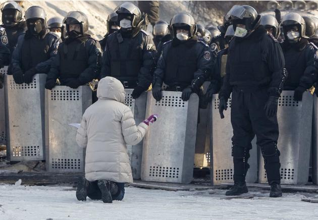 Des prêtres s'interposent entre policiers et manifestants en Ukraine 2014-01-24T154732Z_1048312666_GM1EA1O1SWG01_RTRMADP_3_UKRAINE