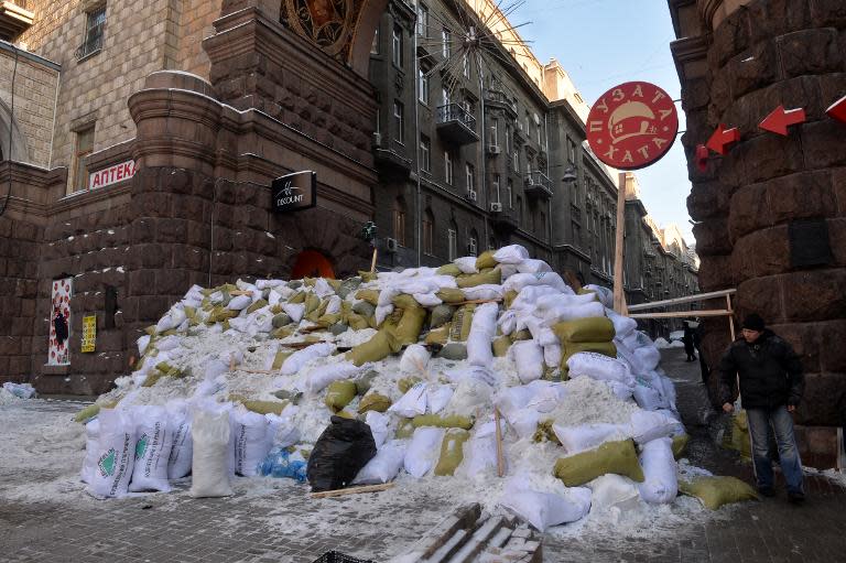 Ukraine protesters create 'fortress' to resist feared attack