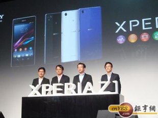 Sony Mobile總經理林志遠(左２)表示，2013年手機產業規格不斷攀高，在激烈的競爭中，Sony Mobile在各個價格帶持續創造與眾不同的產品。(鉅亨網記者黃佩珊攝)