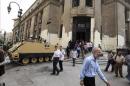 Una tanqueta custodiaba ayer el tribunal de El Cairo, durante la vista del caso de los líderes de los Hermanos Musulmanes. EFE