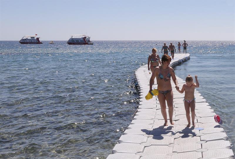 KEF06. Sharm Elsheikh (Egypt), 15/03/2015.- Tourists walks on a jetty at the beach of the Red Sea resort of Sharm El-Sheikh, Egypt, 15 March 2015. The country&#39;s tourism industry was badly hit after the 25 January 2011 uprising that saw the departure of former President Hosni Mubarak. (Egipto) EFE/EPA/KHALED ELFIQI