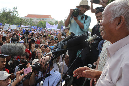 Hàng vạn người biểu tình phản đối cáo buộc trắng trợn về VN ở nhà tù Tuol Sleng Campuchia16-20130609-044044-313