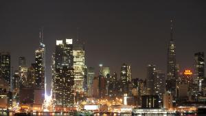 Chinese Buy Up Manhattan Real Estate