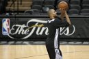 Tony Parker, jugador perimetral de los Spurs de San Antonio, realiza un tiro durante una práctica de su equipo, el sábado 15 de junio de 2013, en San Antonio. (Foto AP/El Nuevo Herald, David Santiago)