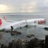 En una foto proporcionada por la Policía de Indonesia, los restos de un avión de la línea aérea Lion Air se encuentra en el agua tras salirse de la pista del aeropuerto de Bali, Indonesia el sábado 13 de abril de 2013. (AP Foto/Indonesian Police)