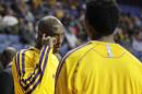 Kobe Bryant, de los Lakers de Los Angeles, conversa con Nick Young antes de un partido de pretemporada de la NBA contra los Nuggets de Denver, el martes 8 de octubre de 2013, en Ontario, California. (AP Foto/Jae C. Hong)