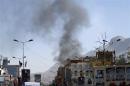Fumo nero si leva dal palazzo del ministero della Difesa a Sanaa dopo un attentato esplosivo in cui hanno perso la vita almeno 20 persone
