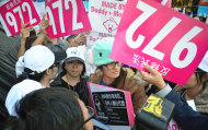 想要與反對法案民眾溝通的王小姐，遭到「糾察隊」和民眾的包圍。（photo by彭書穎/台灣醒報）