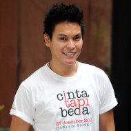 Hudson saat jumpa pers film "Cinta Tapi Beda" di Graha INtiland, Jakarta pada Senin (12/11).