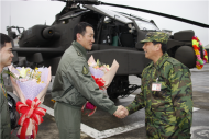 陸航AH-64E直升機6日飛抵601旅，受到 基地官兵熱烈歡迎。（軍聞社記者林宜慶攝）