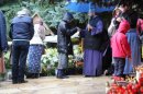FOTO VIDEO Mănăstirea Prislop în sărbătoare: au răbdat ploaia pentru a se ruga la mormântul lui Arsenie Boca