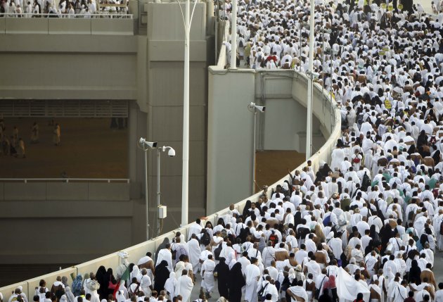 Muslim pilgrims arrive to …