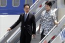 El presidente de Corea del Sur, Lee Myung-Bak (i), y su esposa, Kim Yoon-Ok, bajan de un avión. EFE/Archivo