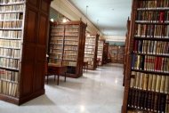 Interior de la biblioteca en la Real Academia Española (RAE), en su sede de Madrid, el 21 de enero de 2004. La RAE se modernizará este mes de junio con la acepción de vocablos como 'bloguero' o 'friki'. (AFP/Archivos | Javier Soriano)