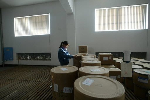 Barris de artemisina em um depósito chinês