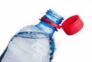 夏天炎熱想猛喝水促進代謝？當心「水中毒」。