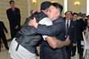 El líder de Corea del Norte Kim Jong-Un y el jugador de la NBA Dennis Rodman se dan un abrazo en Pyongyang. Imagen entregada por agencia de noticias norcoreana KCNA el 1 de marzo de 2013.