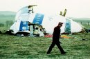 Un policía pasa frente a los restos del avión de Pan Am en Lockerbie, Escocia, el 21 de diciembre de 1988. Abdel Baset al-Megrahi, un libio encontrado culpable del atentado donde murieron 270 personas, murió a los 60 años debido al cáncer, se informó el domingo 20 de abril de 2012. (Foto AP/Martin Cleaver, Archivo)